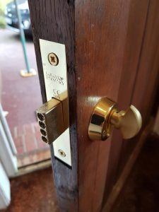 yale 84 brass nightlatch