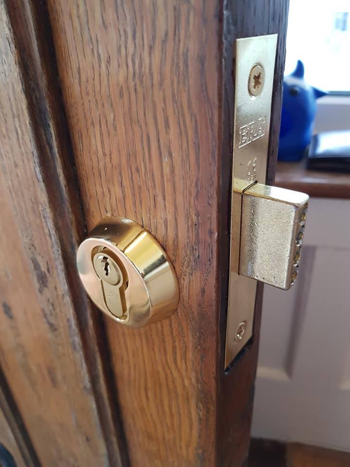 yale 84 brass nightlatch