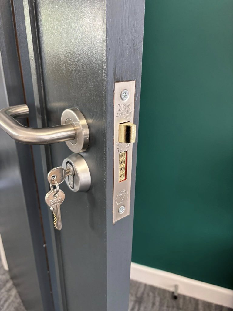 Sash lock in polished chrome with keys