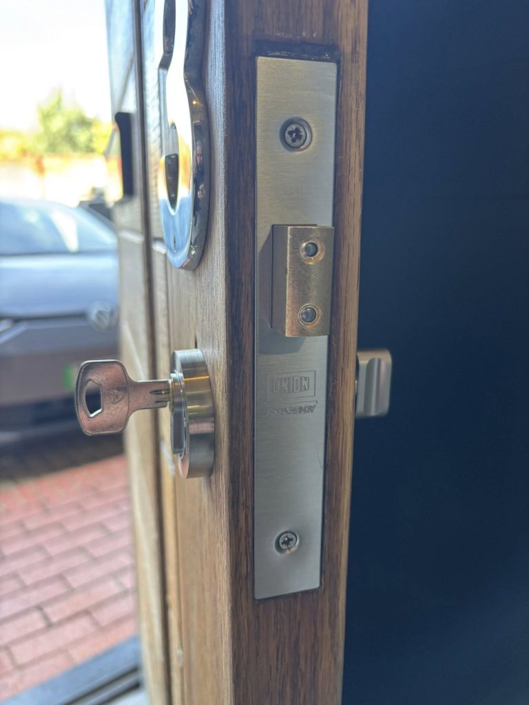 Side view of a thumbturn deadlock