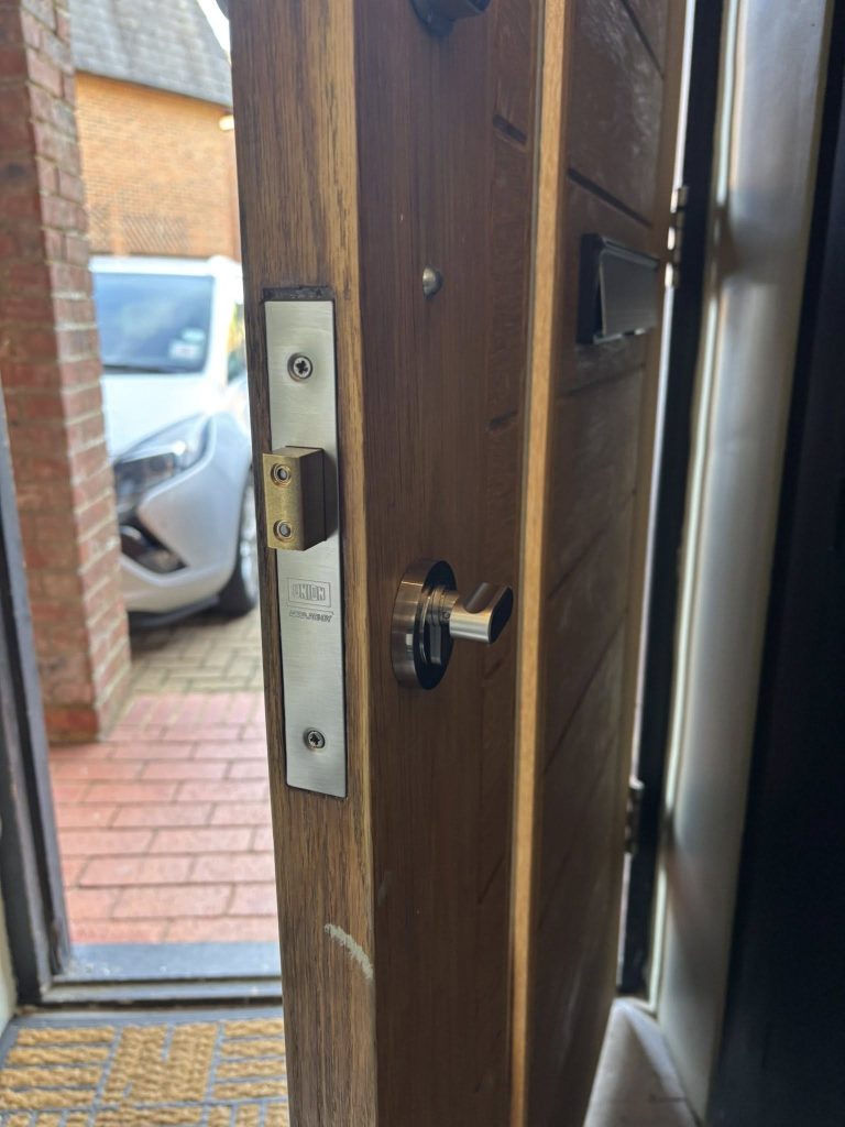 Side view of a thumbturn lock