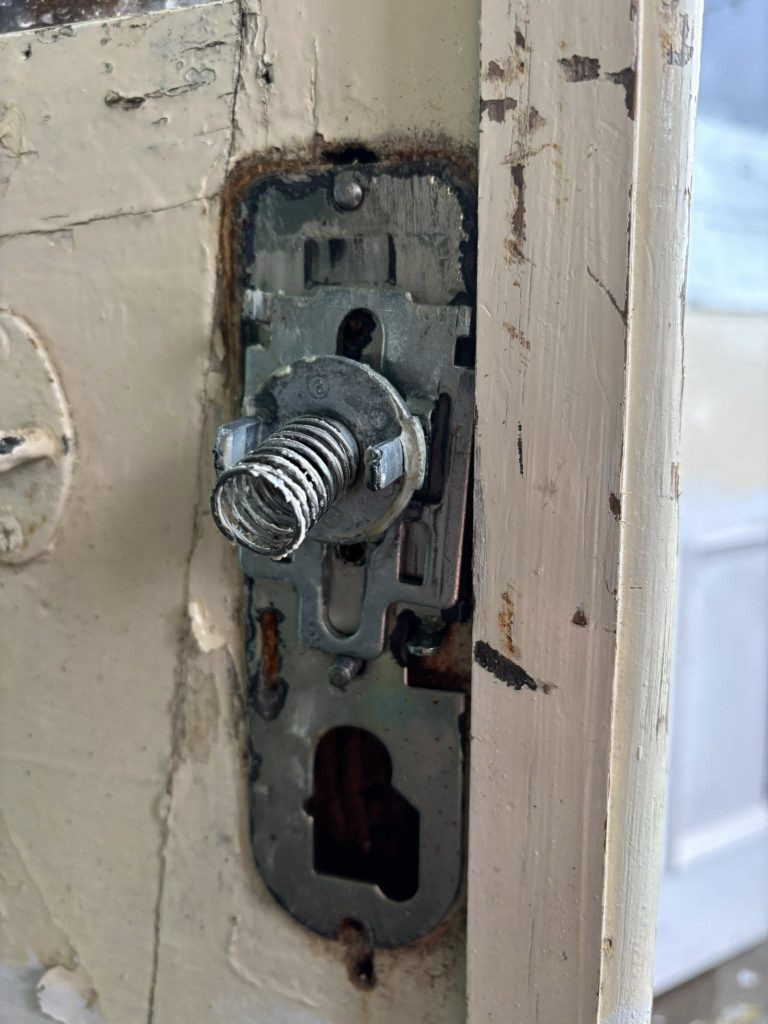 Internal lock mechanism